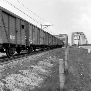 841545 Afbeelding van het vervoer per trein van Circus Krone nabij Schalkwijk.